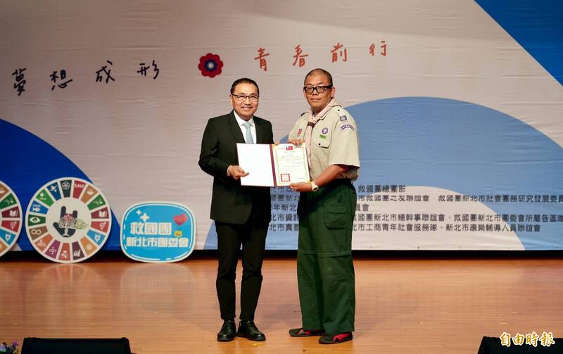 泰山國中教師賀楚彎推動童軍服務精神 率學童關懷獨居長輩