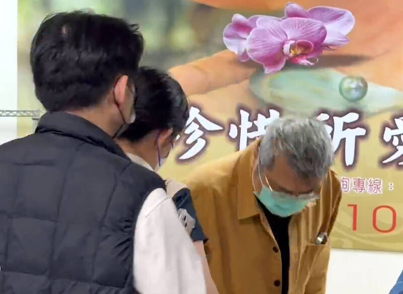 愛女遭前男友持雙刀當街砍死 牧師父北上悲痛認屍