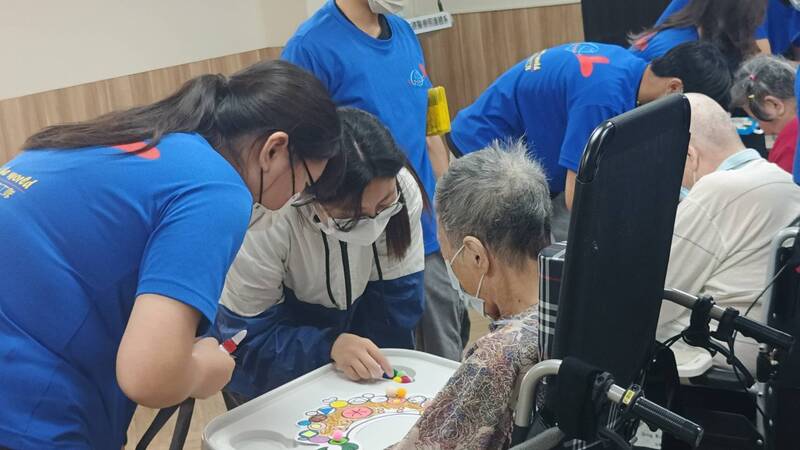 青年節前夕前進護理之家 嘉大農藝志工隊為行動不便長者慶生