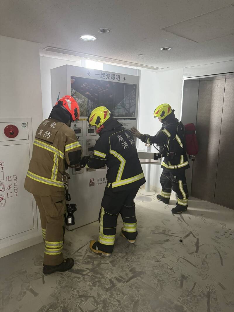 屏東總圖突冒煙嚇壞民眾 當時行動電源正在充電