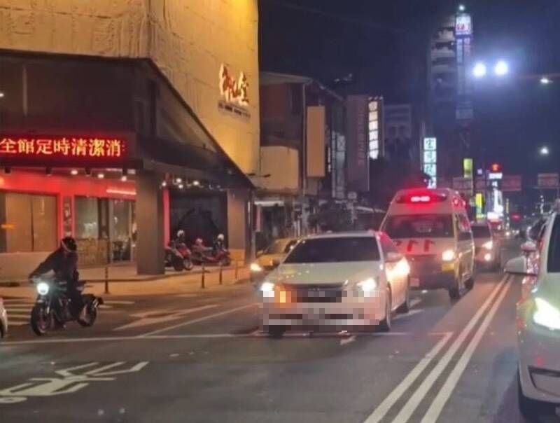 救命關鍵被擋!台中轎車未讓救護車惹眾怒 警將依法開罰