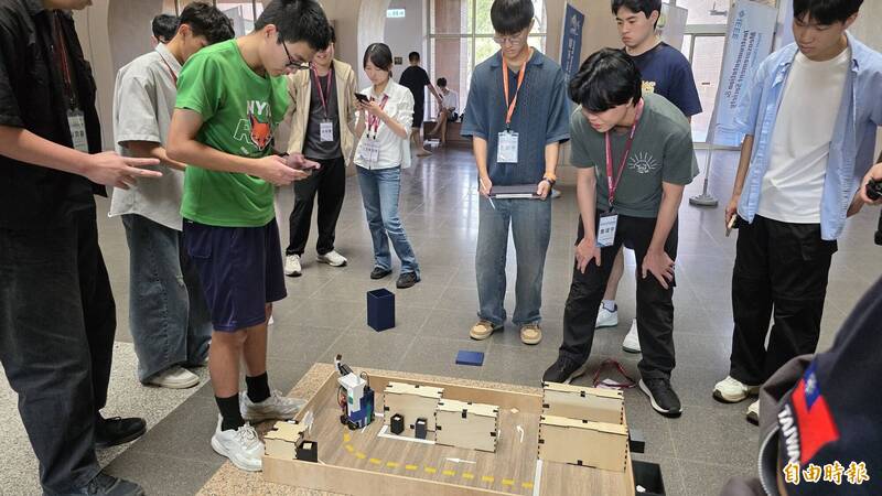 智慧垃圾車大比拚!國研盃機械競賽17隊角逐冠軍