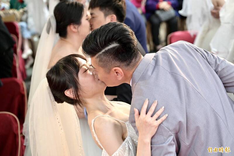 桃園大廟景福宮聯合婚禮!33對新人姓名入疏文 浪漫擁吻