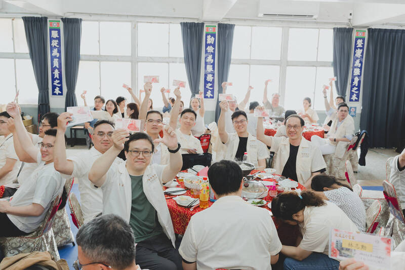 鳳山高中校友回娘家 獲贈神秘「生日百元鈔」出動警察北高全程護鈔