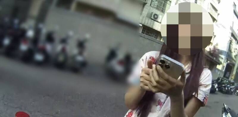 跨海探親驚魂一刻！菲籍父突癱椅「石化」女兒衝馬路攔警神救援