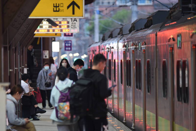 又有旅客入侵軌道!台鐵員林站事故 3列次受影響