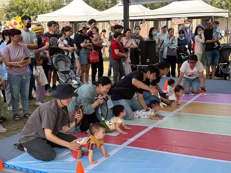 寶寶爬行賽萌翻全場 南市「時光童樂會」引爆親子歡笑聲