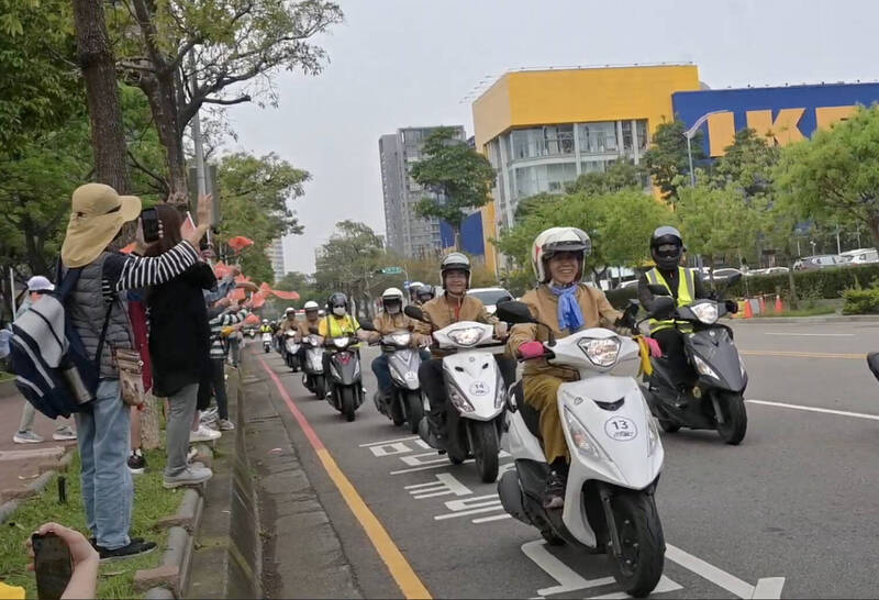 他們平均72歲卻做這件事 10天機車環台原因曝光