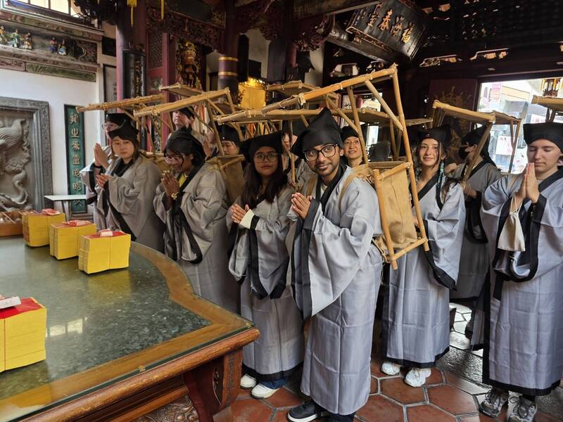 換上古學生服、背竹簍!台灣府城隍廟祈福體驗爆可愛