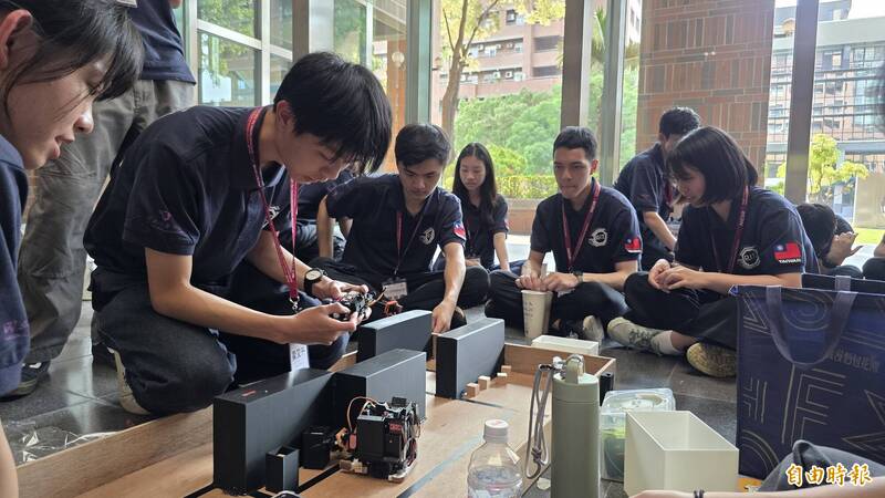 穿梭水泥叢林清垃圾 國研盃智慧機械競賽拚臨場應變