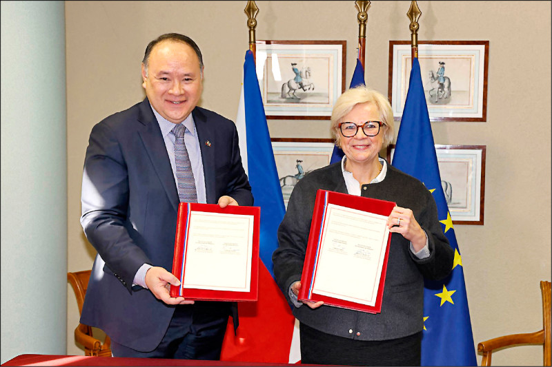歐盟首例 法菲簽署軍隊互訪協定