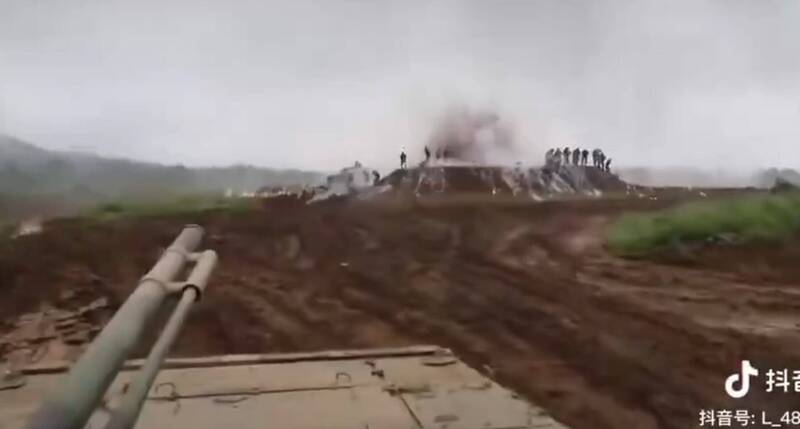 中國軍演傳意外!戰車誤射煙霧彈 精準命中看台官員們