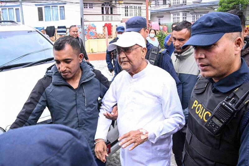 尼泊爾反貪腐示威遭鎮壓76死 前總理被捕