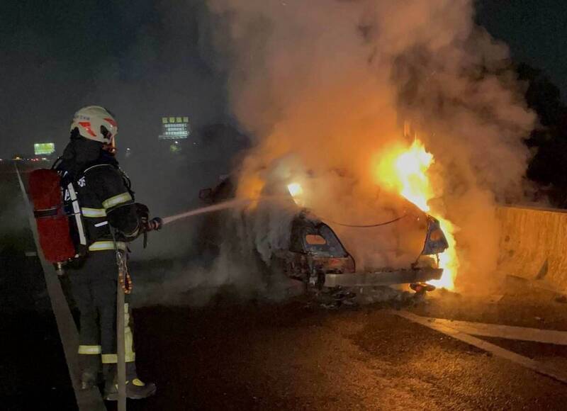 國1彰化段深夜賓士火燒車畫面曝 駕駛跳車逃命