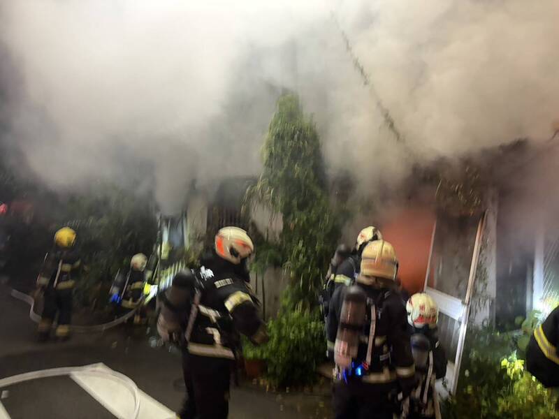 嘉義市凌晨住宅火警竄濃煙 2女送醫