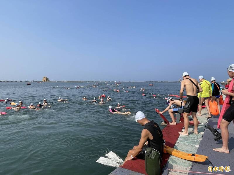 國境之南可以游泳啦!800「泳」士橫渡大鵬灣