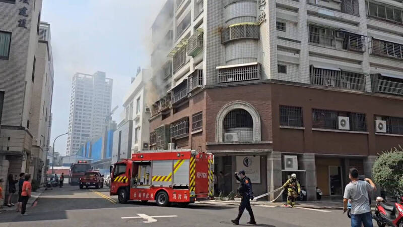 台南安平公寓驚傳爆炸聲、火煙 消防急灌救疏散35人