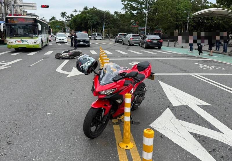 宜蘭南館市場路口機車相撞 黃牌重機疑闖紅燈釀2傷