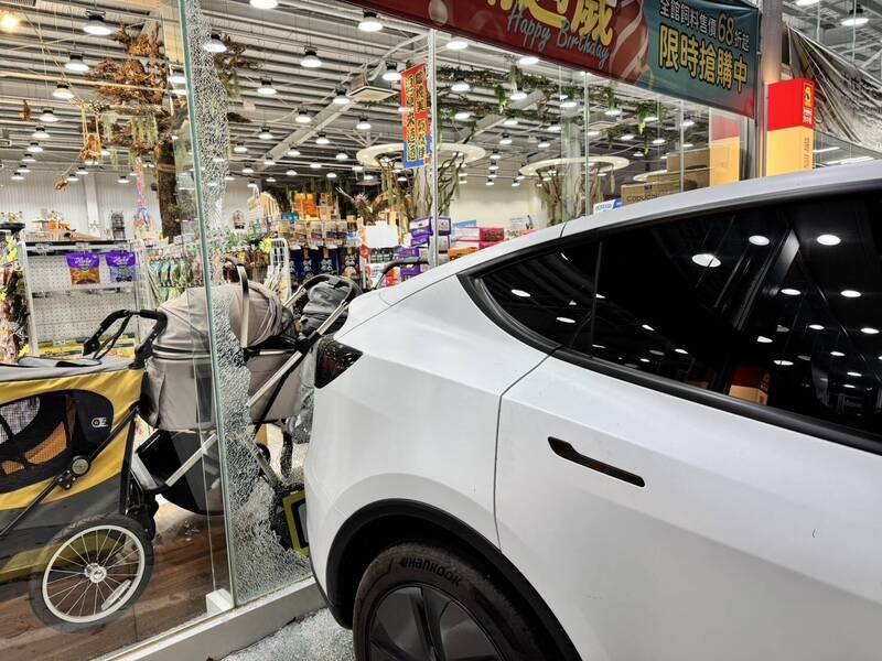 倒車雷達看不見玻璃? TESLA電動車倒車撞破店家整面玻璃