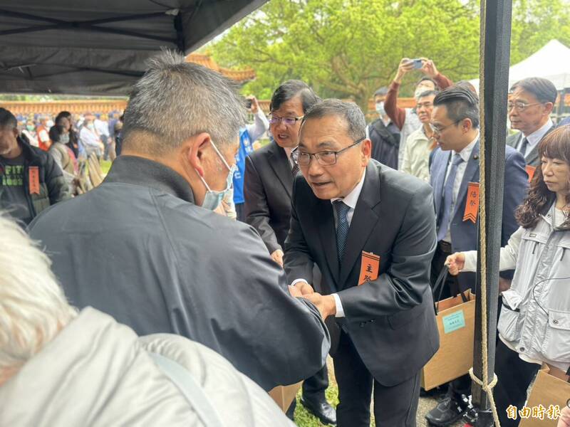 侯友宜淡水春祭追思先烈 新北推139處清明服務站、38條接駁車
