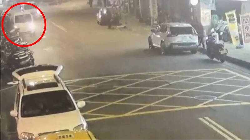 半夜送YouBike想睡覺 貨車自撞1汽車、8機車幸無傷亡