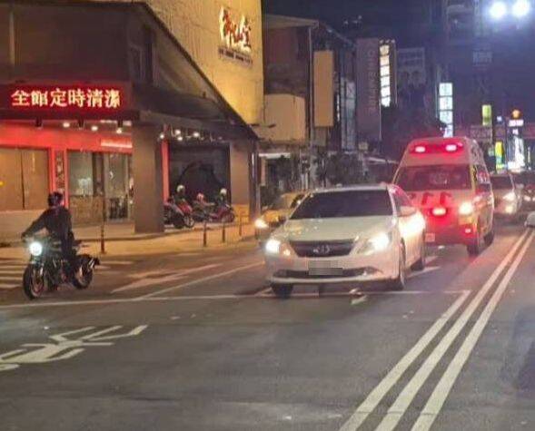 台中白車科技執法路口擋救護車遭炎上 民反問:闖紅燈被拍照自己吞?