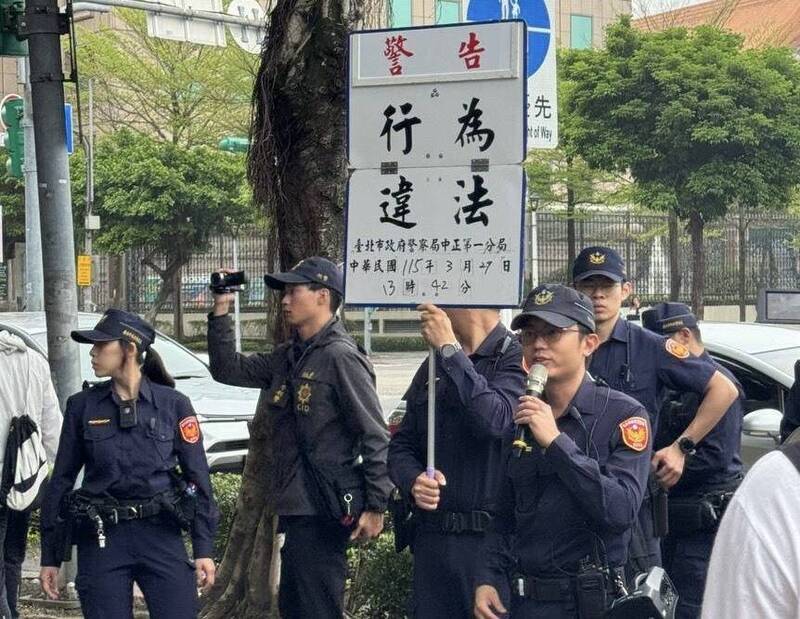 台灣國又來民眾黨凱道集會鬧場 警方舉牌警告
