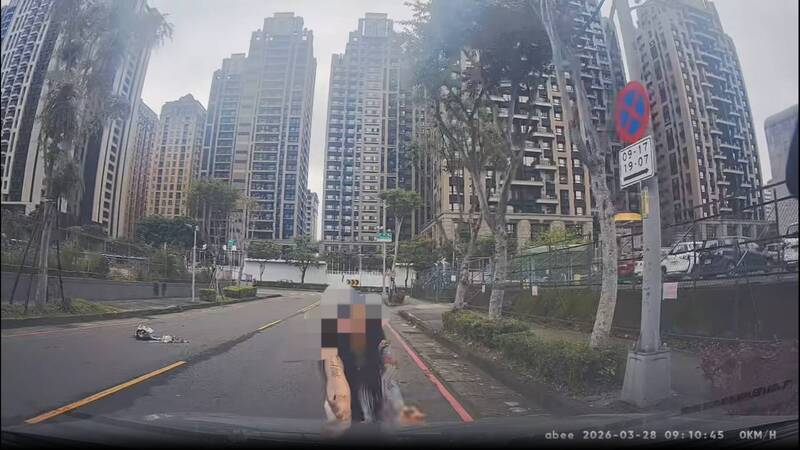 醉女情緒崩潰街上攔車大鬧 警急介入強制送醫