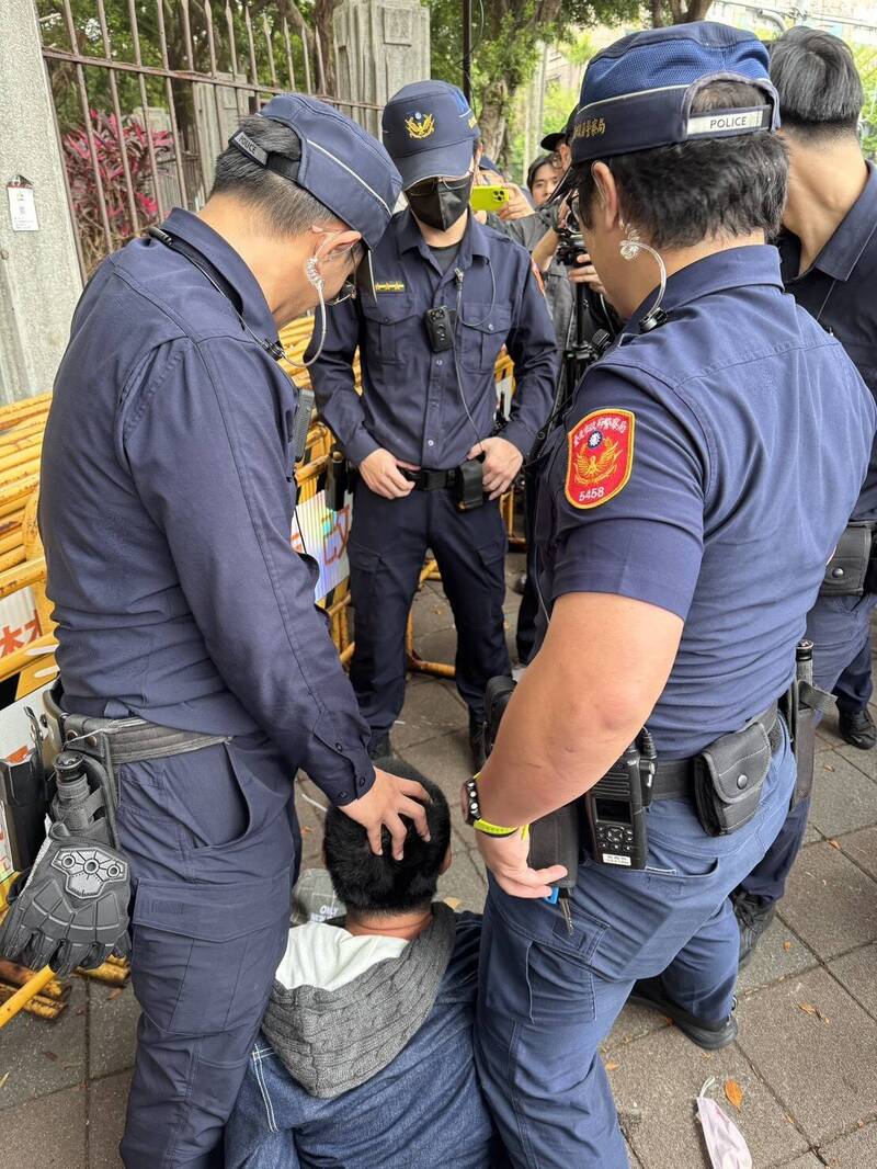 又來亂!吃屎哥扮小草潛入凱道 帶雞蛋躺地喊「柯文哲貪污」被架離