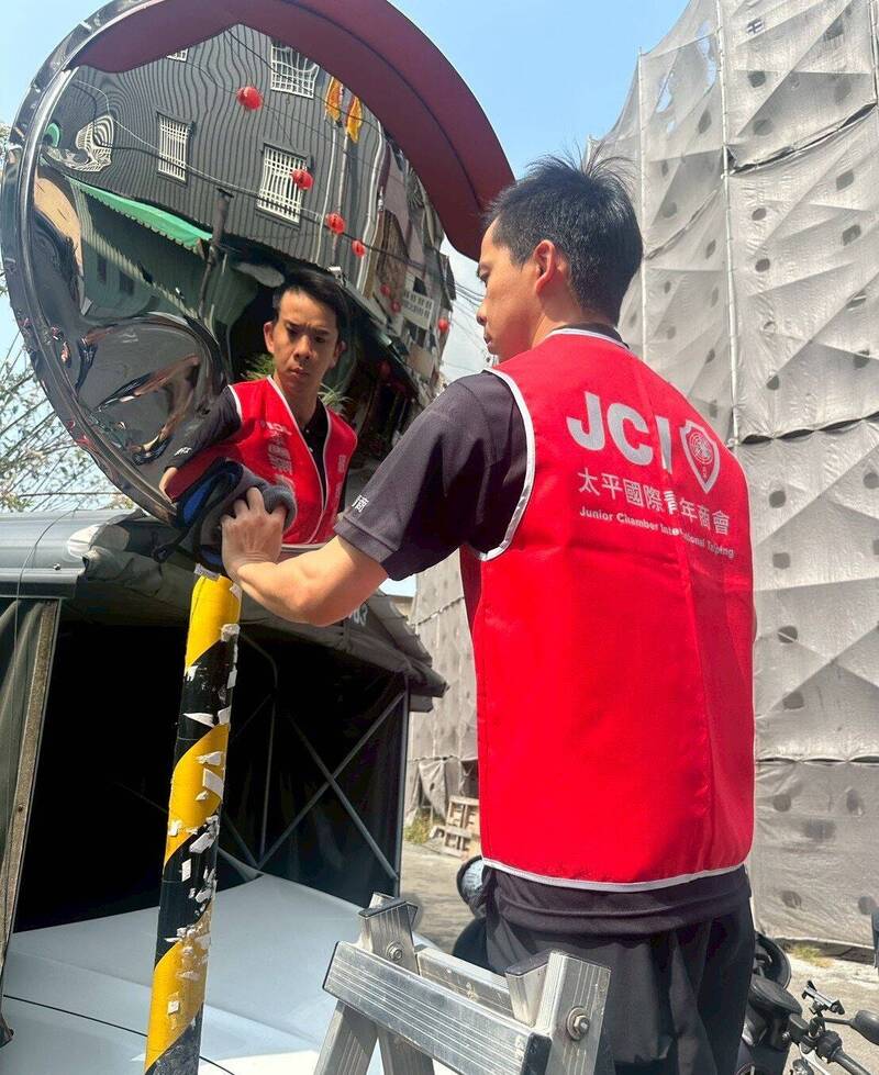 台中太平青商揪團擦亮40面反光鏡 守護學童通學之路
