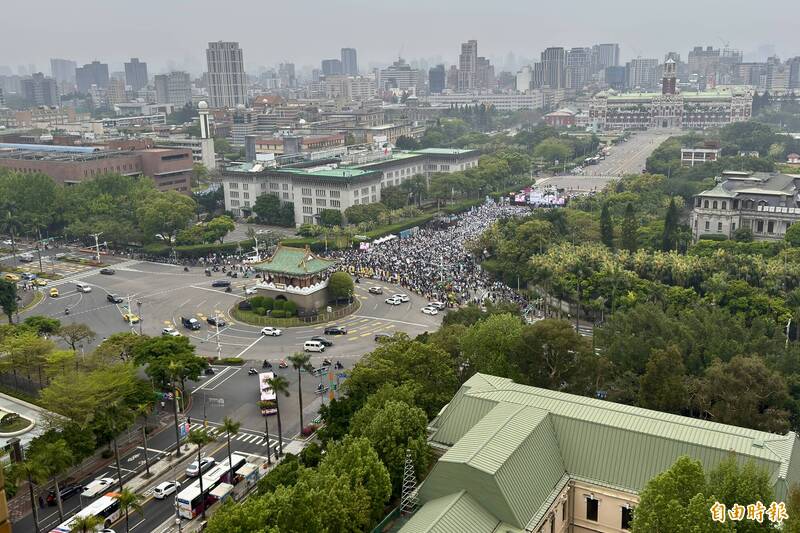 民眾黨號稱今日力挺阿北的最高峰人數,有達到8萬人。(記者叢昌瑾攝) 民眾黨號稱今日力挺阿北的最高峰人數,有達到8萬人。(記者叢昌瑾攝)