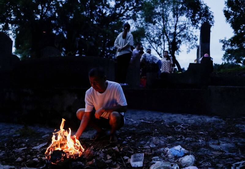 一語成讖! 大馬男掃墓嘆「明年不來了」 當場倒地成遺言......