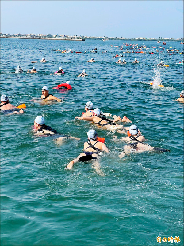 逾800泳士 挑戰橫渡大鵬灣