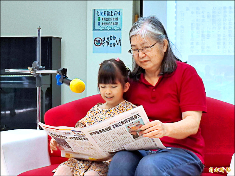 岡山圖書分館辦讀報 祖孫共學台語