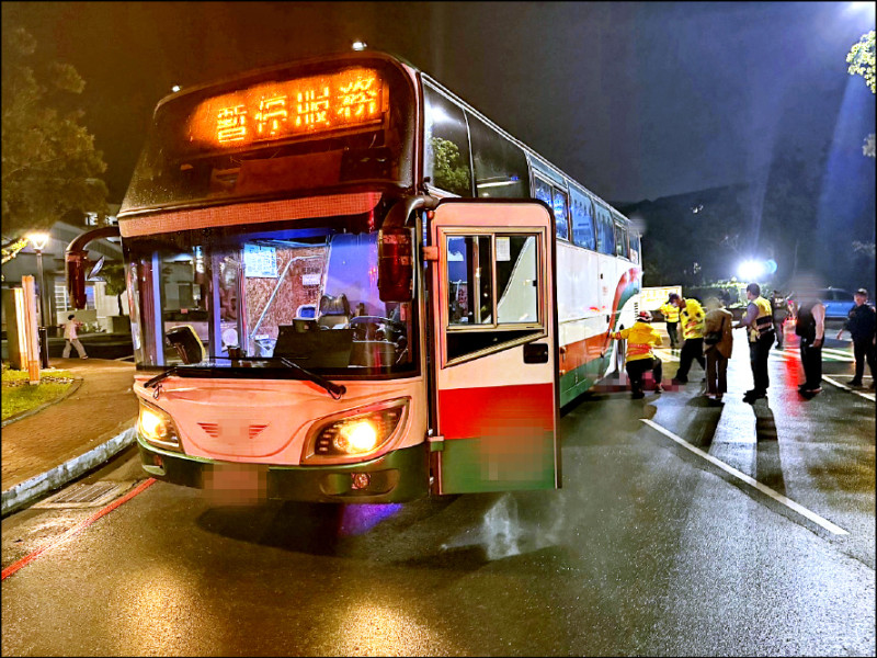 三重客運:司機左轉 未停車再開