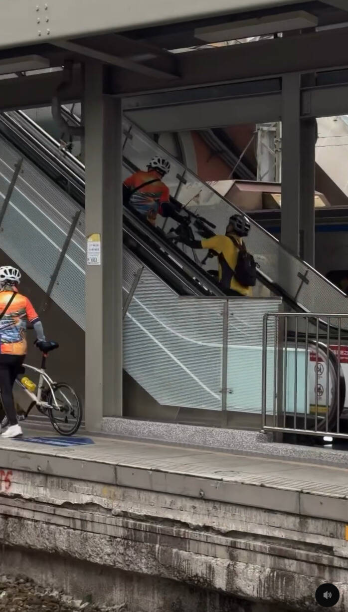 車友牽單車硬闖電扶梯反糗摔!台鐵發聲了