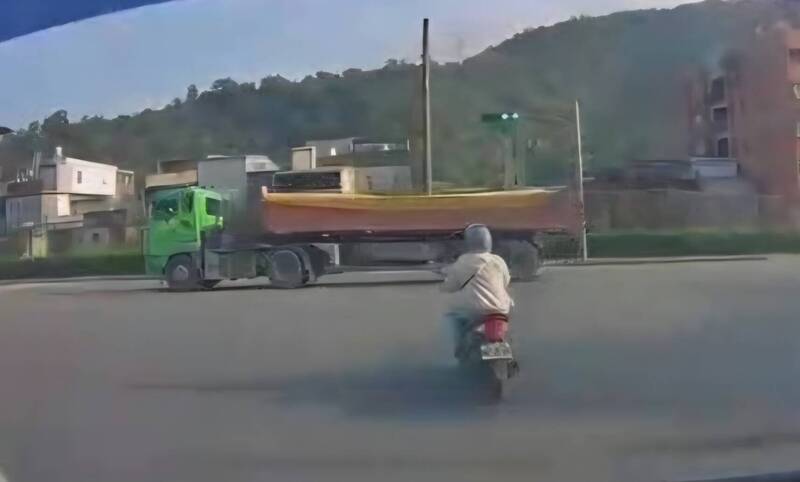 蘇澳砂石車疑闖紅燈險撞機車 網友怒批紅綠燈被當參考