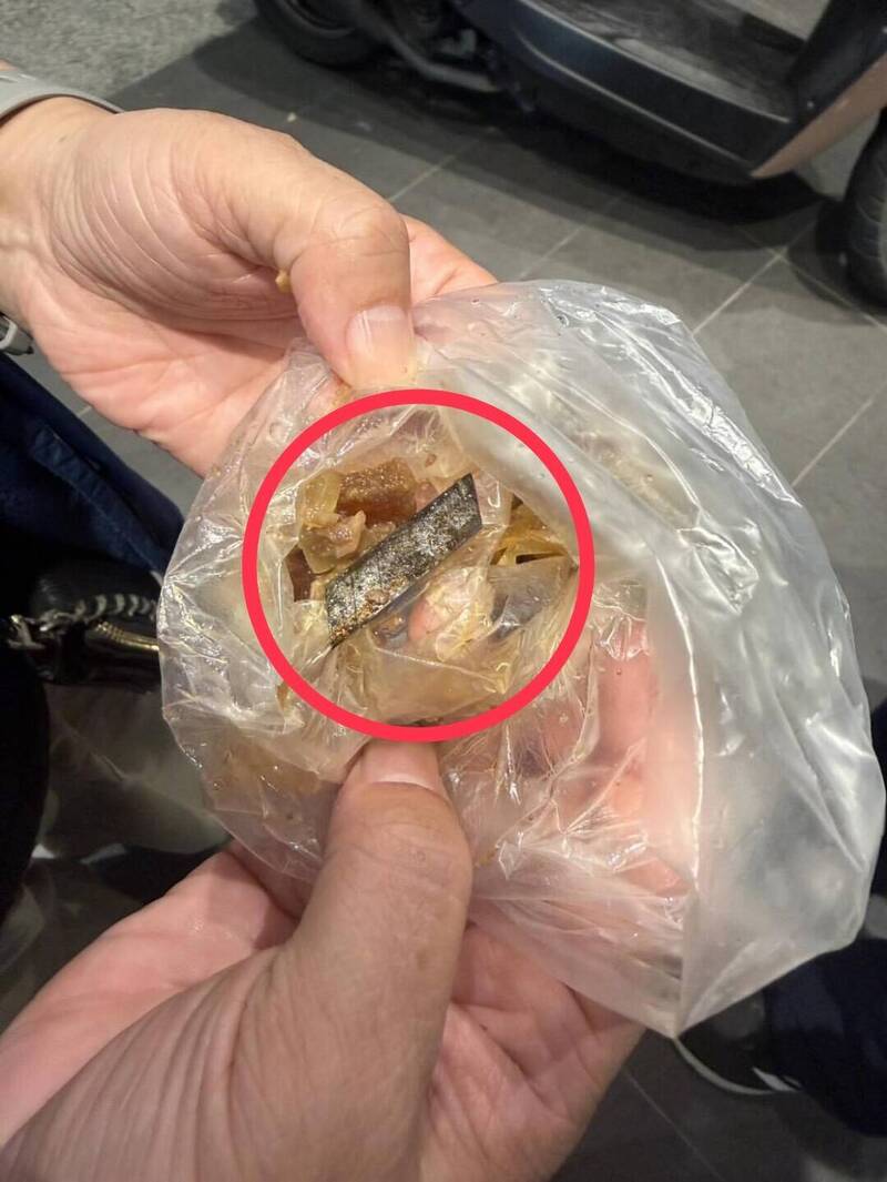羅東知名滷味店牛筋藏異物 吃到一半驚見一大截生鏽刀片