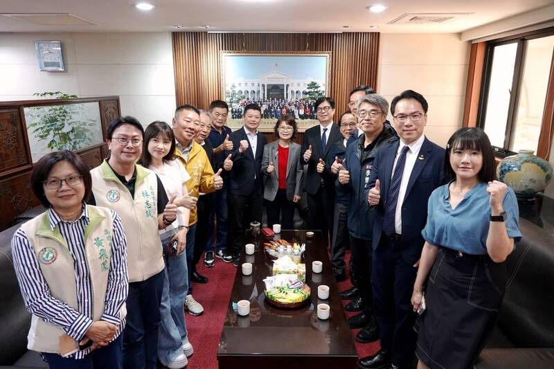 拜訪高市副議長曾俊傑 陳其邁:南部急需24小時國際大機場