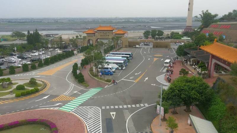 圓環引導與減速平台 改善佛陀紀念館園區行車與步行安全