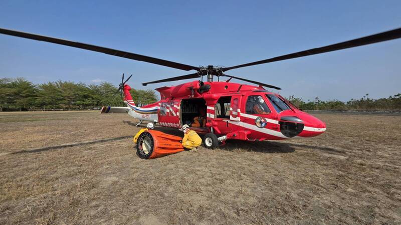 出動直升機投水31次 高雄美濃公墓大火獲控制2公頃成焦土