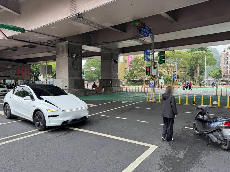北市女騎士外側車道想左轉 遭特斯拉追撞倒地受傷