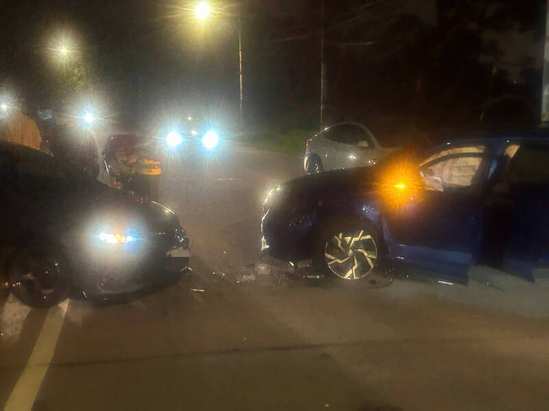 桃園中壢2轎車行經無標線彎道對撞 零件噴飛滿地