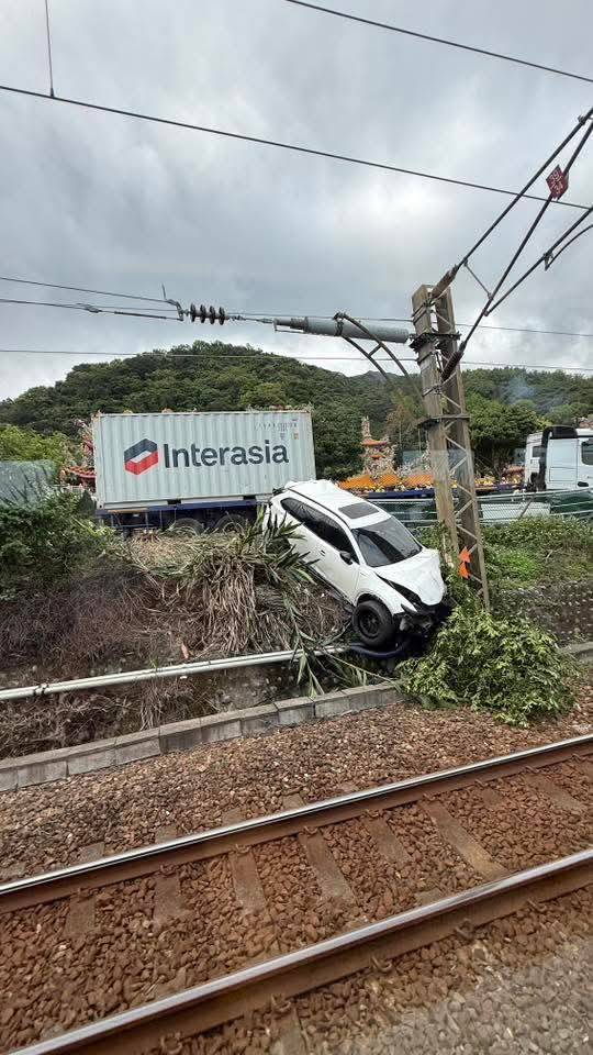 台二線車輛滑落卡鐵軌邊坡 台鐵福隆=大里單線雙向行車