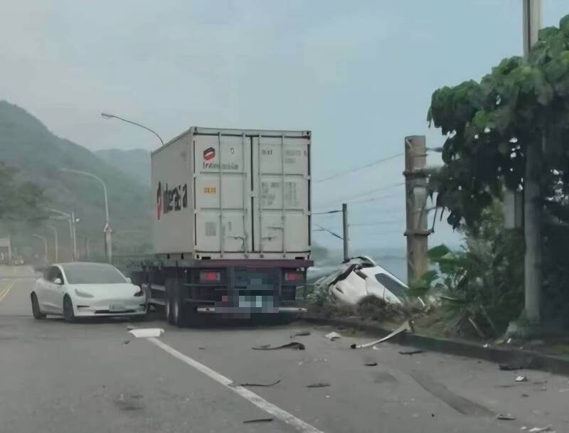 宜縣曳引車疑爆胎撞6車 1輛滑落邊坡一度影響火車行駛