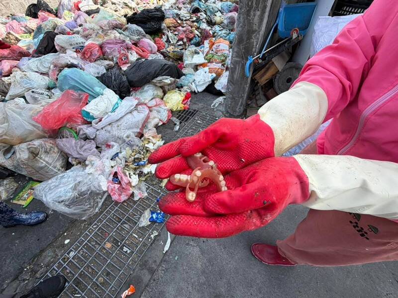 全新要7萬多!假牙丟進垃圾車2天2夜 婦人不嫌臭、找回繼續用