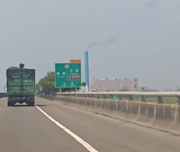 嘉縣鹿草焚化爐飄紫煙 網驚:有毒嗎?縣環局研判是含碘偏光板