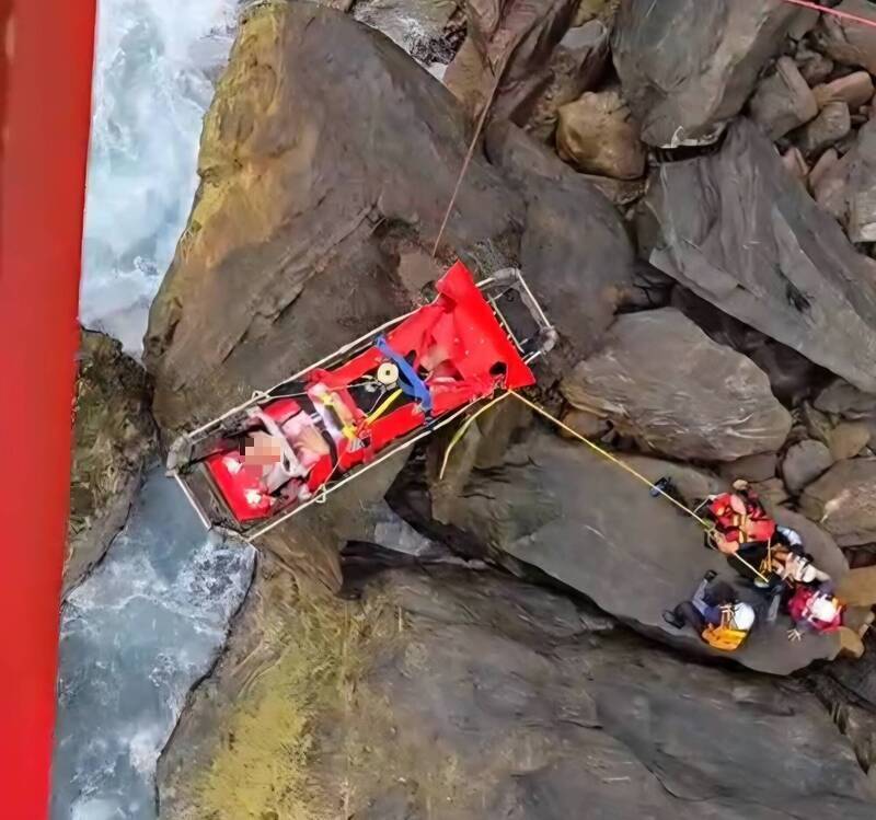 蘇澳烏岩角攀岩意外 女子墜崖摔斷腿 黑鷹直升機峭壁吊掛救援