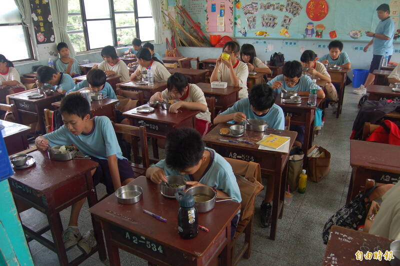 屏東8月底起中小學營養午餐免費！國小低年級要供餐？各校不同