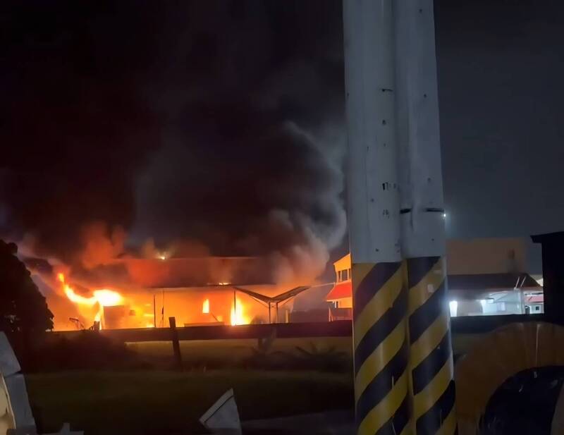 屏東萬丹鄉福懋加油站倉庫發大火。（圖：民眾提供）